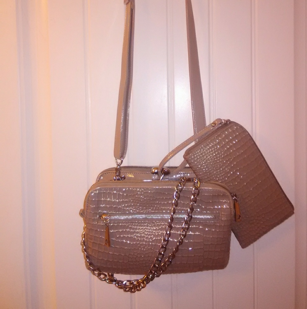 FLASH SALE 3/$12 CLOSET! purse and matching wallet